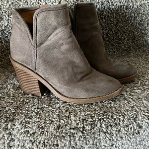 Gray/brown wedges